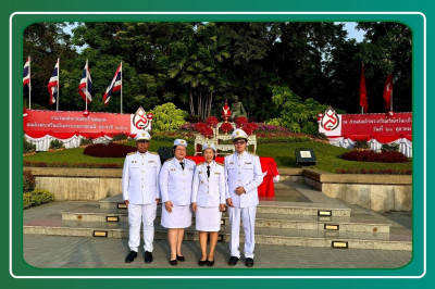 เข้าร่วมพิธีวางพานดอกไม้สด งานวันน้อมรำลึก ... พารามิเตอร์รูปภาพ 1